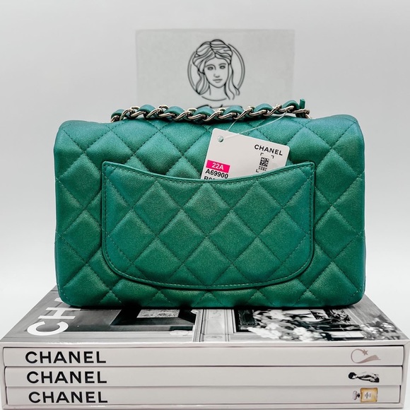 22A Classic Mini Rectangular Flap in Green Iridescent - Picture 4 of 7
